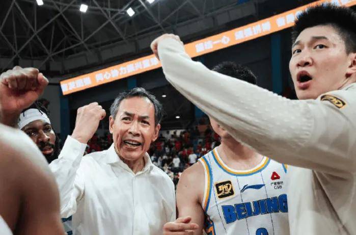 乐鱼真人体育娱乐-恩菲尔德球迷现场助威，球队士气高涨