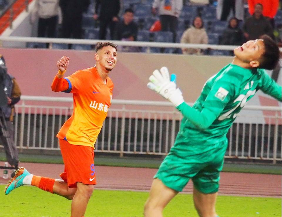 中超红牌！山东泰山队3-1胜武汉三镇！克雷桑进球无效！泽卡两球