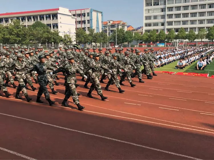 礼炮比赛场上震耳欲聋的声响